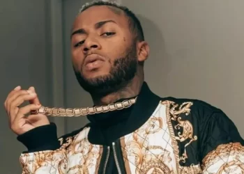 Vídeo: ônibus de cantor Orochi é atingido por tiros a caminho de show