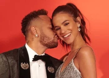 Marquezine cai na gargalhada ao falar de ‘livramento’ e fãs apontam indireta para Neymar