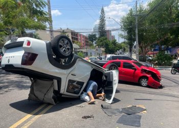 Motorista capota carro em colisão no Adrianópolis; veja vídeo