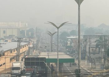 Pelo segundo dia, Manaus amanhece com 'céu de fumaça' sufocante; veja imagens