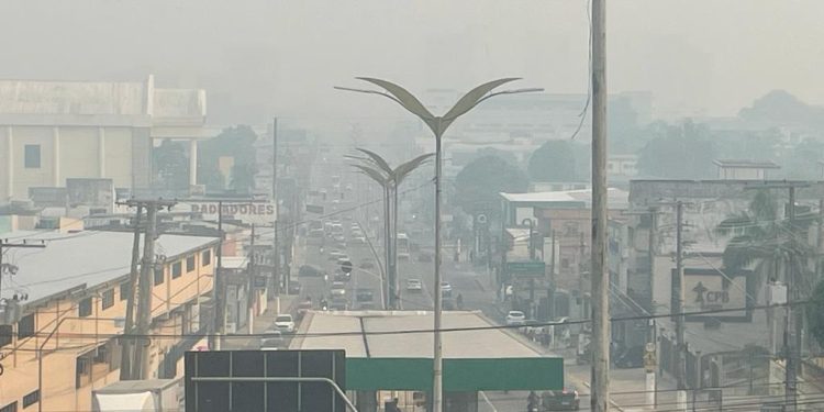 Pelo segundo dia, Manaus amanhece com 'céu de fumaça' sufocante; veja imagens