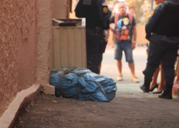 Morador encontra corpo enrolado com lona e cordas no Centro de Manaus; cenas fortes