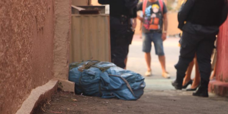 Morador encontra corpo enrolado com lona e cordas no Centro de Manaus; cenas fortes