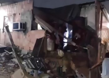 Casa desaba e família escapa da morte no Jorge Teixeira; veja vídeo