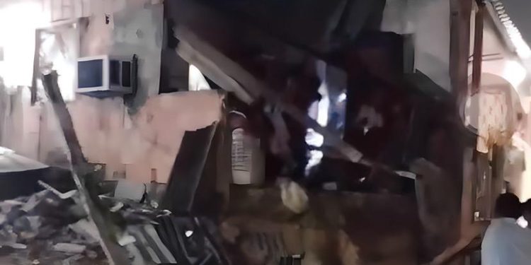 Casa desaba e família escapa da morte no Jorge Teixeira; veja vídeo