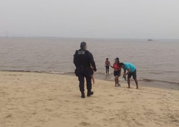 Banhistas descumprem interdição da Ponta Negra mesmo com  extrema vazante do rio