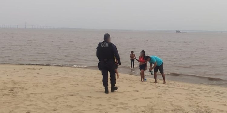 Banhistas descumprem interdição da Ponta Negra mesmo com extrema vazante do rio