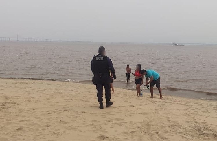 Banhistas descumprem interdição da Ponta Negra mesmo com extrema vazante do rio