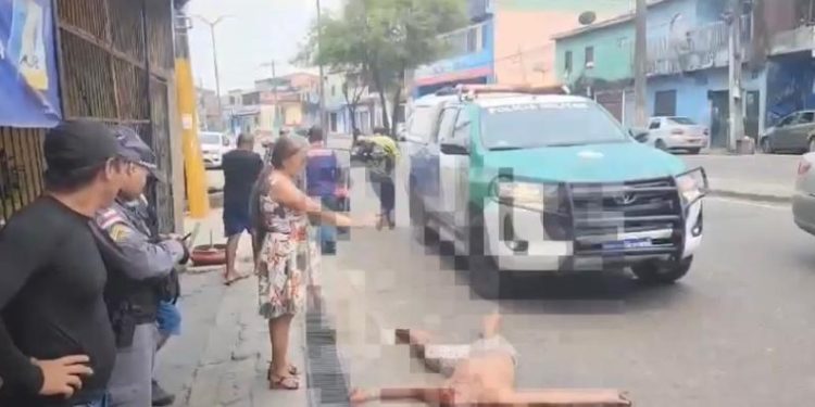 Vídeo: população espanca homem suspeito de abusar de menino na zona Leste de Manaus