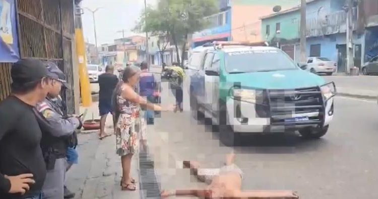 Vídeo: população espanca homem suspeito de abusar de menino na zona Leste de Manaus