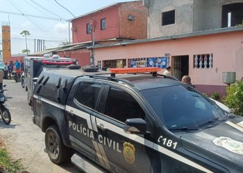 Assaltantes invadem casa, ameaçam torturar mulheres e matam esposo que reagiu no Santa Etelvina