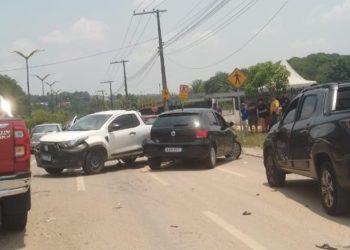 Carros se chocam em acidente no Santa Etelvina; veja vídeos