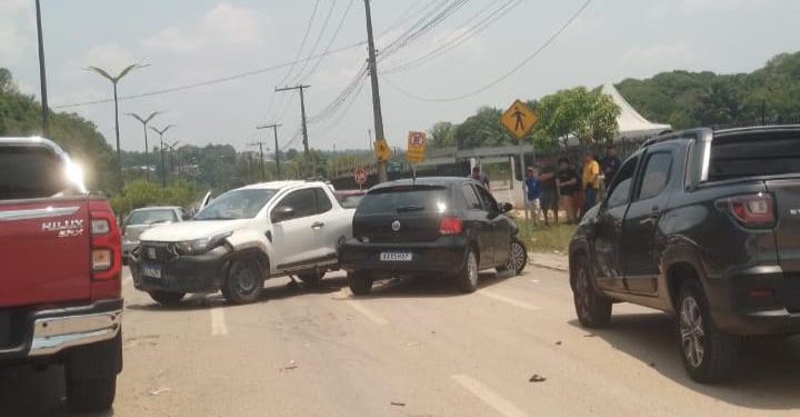 Carros se chocam em acidente no Santa Etelvina; veja vídeos