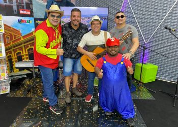 Com Abdias a giripoca pia