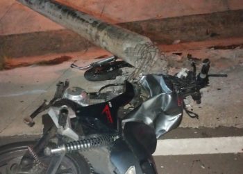 Homem morre na hora após bater moto contra poste na ponte do Rio Negro; cenas chocantes