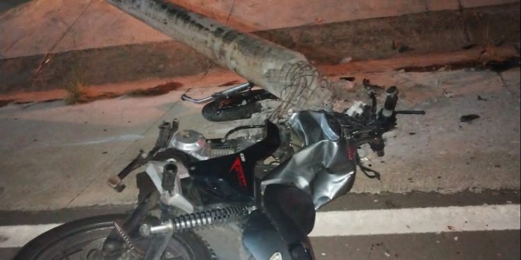 Homem morre na hora após bater moto contra poste na ponte do Rio Negro; cenas chocantes