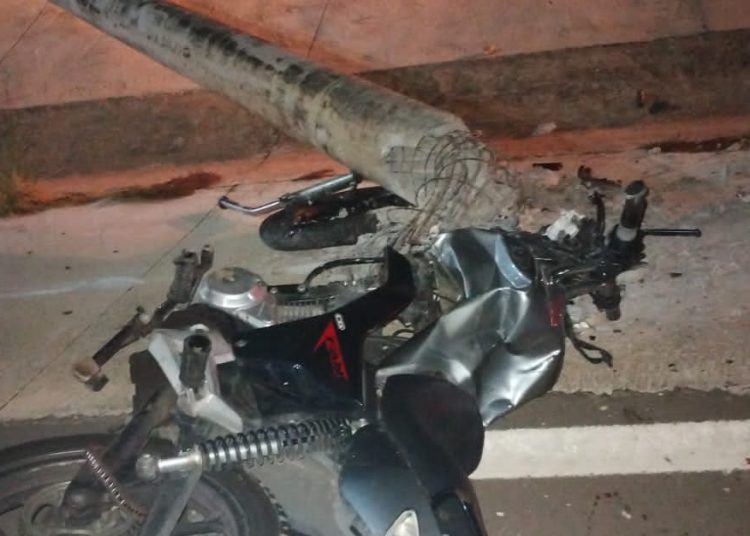 Homem morre na hora após bater moto contra poste na ponte do Rio Negro; cenas chocantes