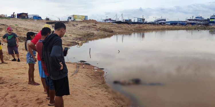 Trabalhadores encontram cadáver boiando na Manaus Moderna; veja vídeo