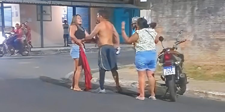 Vídeo: marido trai ‘amante’ com esposa, que descobre e o pau quebra