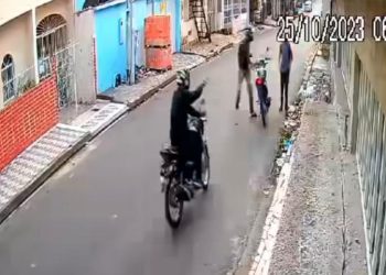 Motoqueiros do crime assaltam jovem na ‘cara de pau’ no bairro Alvorada; veja vídeo