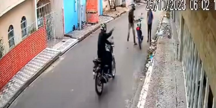 Motoqueiros do crime assaltam jovem na ‘cara de pau’ no bairro Alvorada; veja vídeo