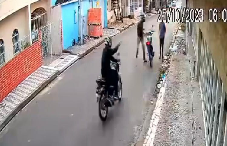 Motoqueiros do crime assaltam jovem na ‘cara de pau’ no bairro Alvorada; veja vídeo