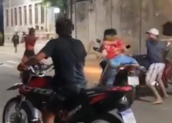 Vídeo: mulher leva paulada de valentão enquanto pilotava moto e vai parar no chão em Tefé