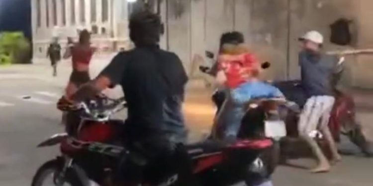 Vídeo: mulher leva paulada de valentão enquanto pilotava moto e vai parar no chão em Tefé