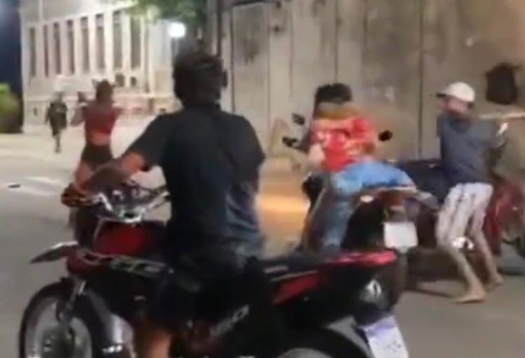 Vídeo: mulher leva paulada de valentão enquanto pilotava moto e vai parar no chão em Tefé