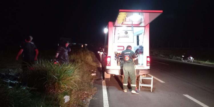 Homem morre e esposa grávida fica ferida em acidente na ponte rio Negro