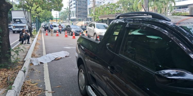 Urgente: idoso acaba de morrer atropelado por carro na avenida Paraíba, em Manaus