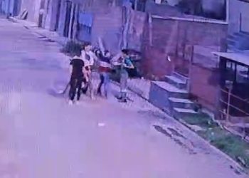 Veja momento em que ‘motoqueiros do crime’ assaltam moradores no São José