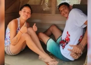 ‘Casal do tráfico’ sorri e faz joinha para foto enquanto é preso com 30 quilos de droga