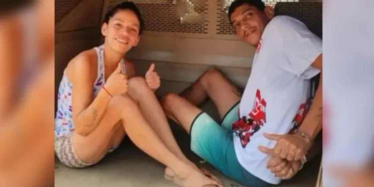 ‘Casal do tráfico’ sorri e faz joinha para foto enquanto é preso com 30 quilos de droga