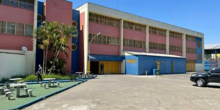 Aluna é morta com tiro na cabeça e outros três ficam feridos em ataque na escola; veja vídeo