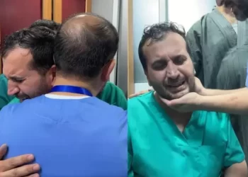 Médico se desespera ao encontrar corpos de pai e irmão durante trabalho em hospital de Gaza; veja vídeo