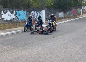 Na tarde deste domingo (15), um pai e a filha foram aremessados de moto em grave acidente, na avenida Nathan Xavier, localizada no bairro Cidade Nova, zona Norte de Manaus.
