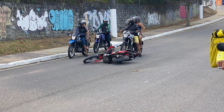 Na tarde deste domingo (15), um pai e a filha foram aremessados de moto em grave acidente, na avenida Nathan Xavier, localizada no bairro Cidade Nova, zona Norte de Manaus.