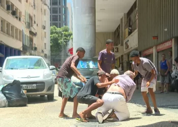 Vídeo: idoso é jogado no chão durante assalto e luta contra 6 bandidos
