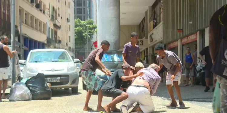 Vídeo: idoso é jogado no chão durante assalto e luta contra 6 bandidos