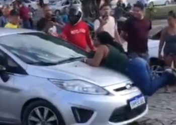 Mulher se pendura em capô de carro após flagrar o marido com amante; veja vídeos