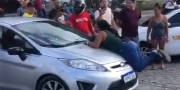 Mulher se pendura em capô de carro após flagrar o marido com amante; veja vídeos