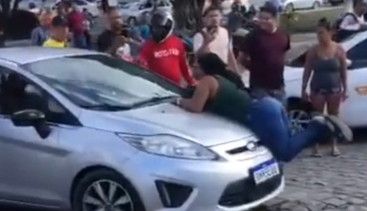 Mulher se pendura em capô de carro após flagrar o marido com amante; veja vídeos
