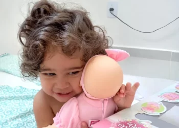 Mulher mata filha de 1 ano a facadas após marido terminar relacionamento por mensagem