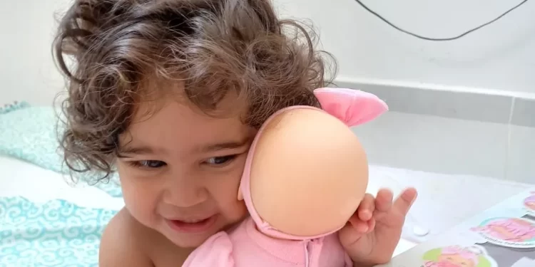 Mulher mata filha de 1 ano a facadas após marido terminar relacionamento por mensagem