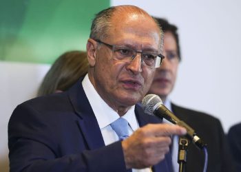 Geraldo Alckmin e ministros desembarcam em Manaus para tratar efeitos da seca histórica