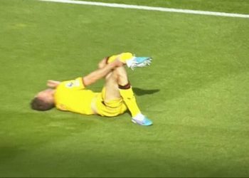 Imagens fortes! Zagueiro sofre grave lesão e tem fratura exposta