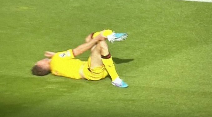 Imagens fortes! Zagueiro sofre grave lesão e tem fratura exposta