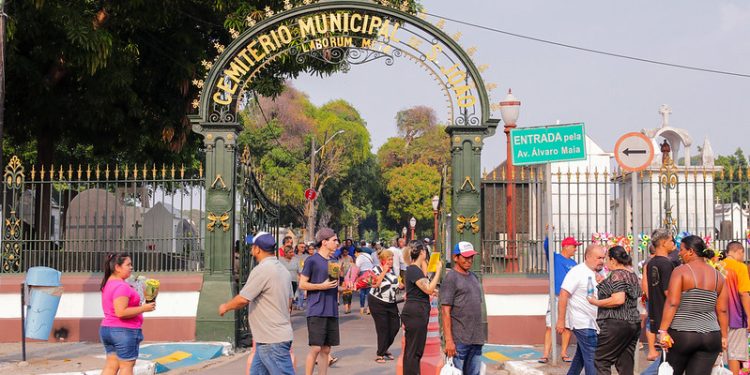 A Prefeitura de Manaus, por meio da Secretaria Municipal de Limpeza Urbana (Semulsp), realizou, nesta quinta-feira, 2/11. Cemitérios de