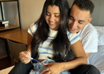 O cantor João Gomes compartilhou com os fãs nas redes sociais que a namorada Ary Mirelle, grávida de 7 meses do primeiro. Grávida de